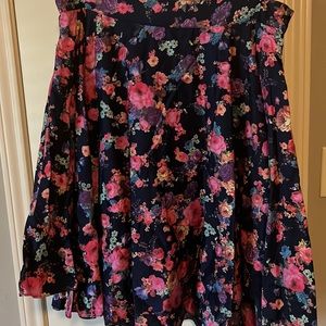 Navy floral skirt very pretty, size 1X from myrtlewood of California.